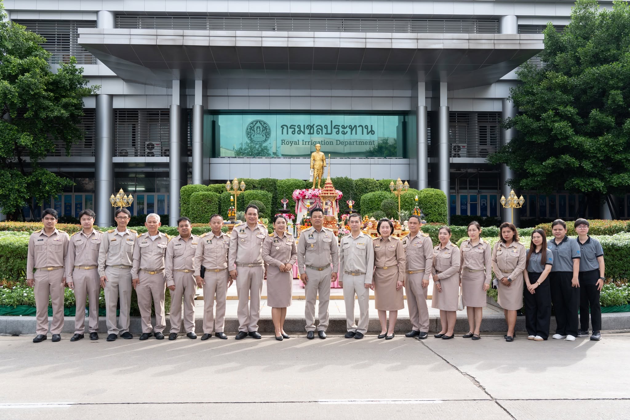 ผสภ.ทส. สบ.ทส. และเจ้าหน้าที่สสภ.ร่วมพิธีถวายเครื่องสักการะสิ่งศักดิ์สิทธิ์ ภายในกรมชลประทาน เนื่องในโอกาสวันคล้ายวันสถาปนากรมชลประทาน ครบรอบ 124 ปี 